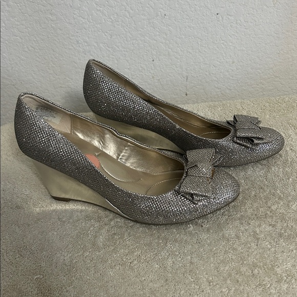 Bandolino metallic Size 7 M sparkles silver bow round toe wedge heels shoes - Picture 10 of 12